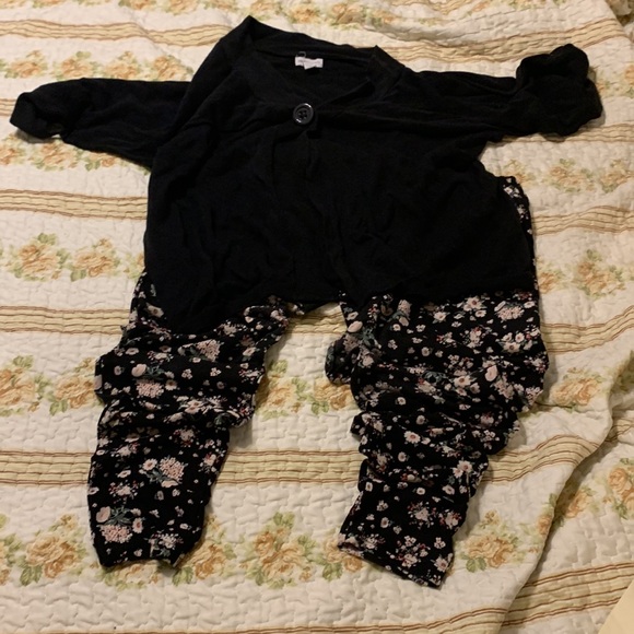Super cute 🥰 top W/leggings - GENTLY USED!! - Picture 4 of 5